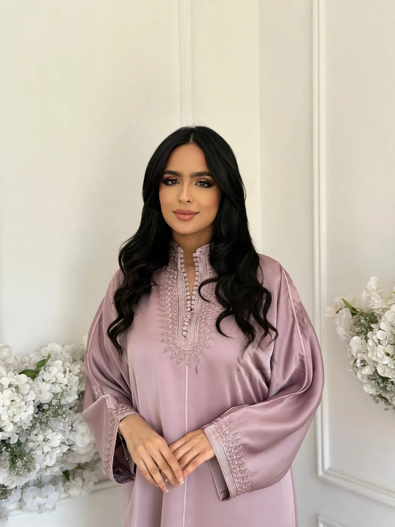 عباية مارينا وردية – رداء مغربي أنيق للبيت واللقاءات