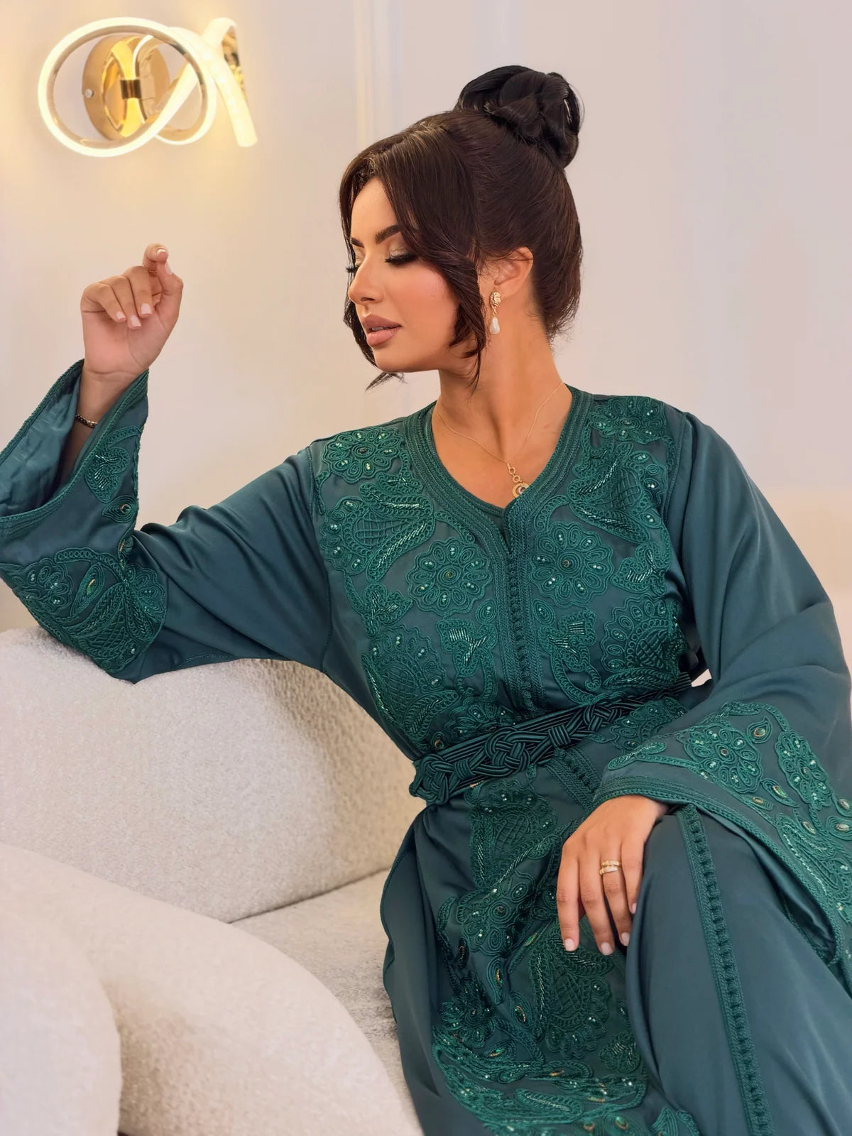 تكشيطة نهال بيج – فستان مغربي احتفالي من قطعتين