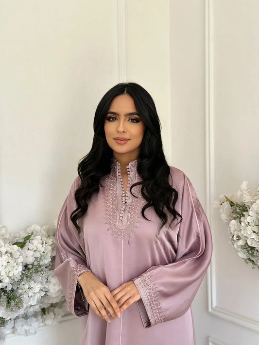 عباية مارينا وردية – رداء مغربي أنيق للبيت واللقاءات